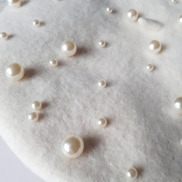 Minakolife wool beige beret w/ pearl embellishment - Picture 3 of 4